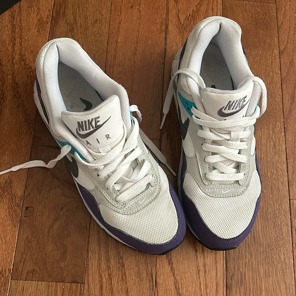 Nike AIR women’s shoes. Good condition. Size 8.5